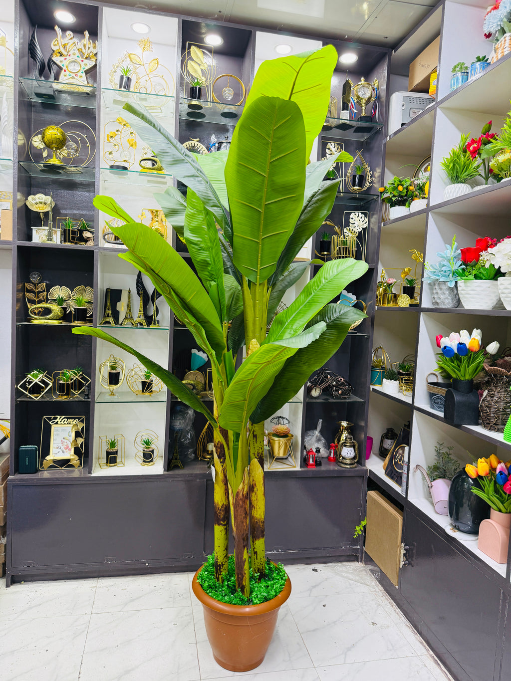 Premium quality chinese imported artificial banana tree with banana bunch and luxurious planter.