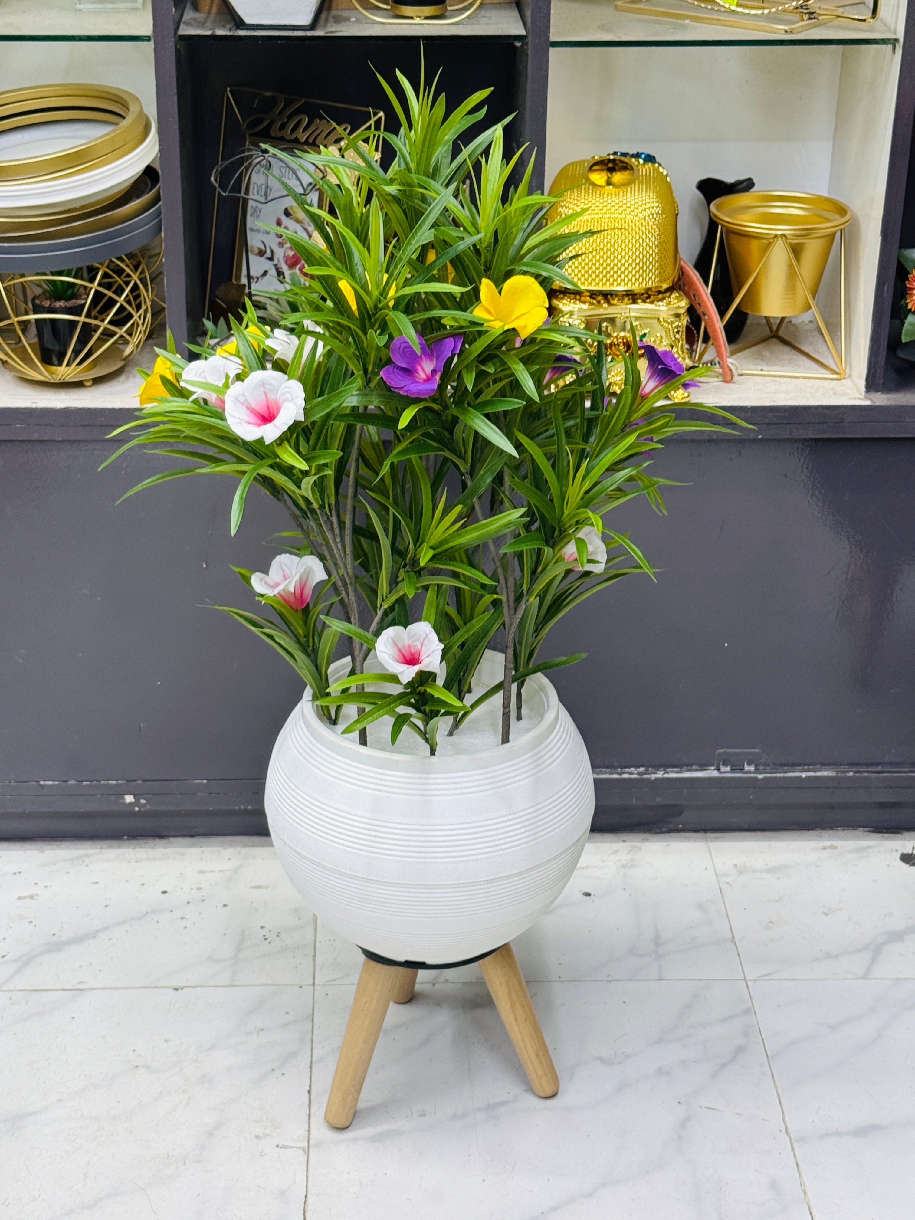 new arrival 3 legs planter woth kolmi flowers setup